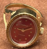 Auktion 345<br>mechan.vergoldete Ringuhr, Russland, 17 Steine, Werk läuft