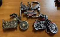 Auktion 345<br>3x massive Gürtelschnallen, USA, mit Motorrad-Motiven