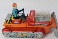 Auktion 346<br>Bulldozer "T.N." (Toy Nomura, Japan) , Blech/Kunststoff, Gummi-Antribbänder fehlen, Batteriebetrieb, bespielt