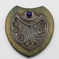 Auktion 346<br>Klingelknopf, im Jugendstil, wohl Messing versilbert auf Holz, ca. 9 x 8,2cm.