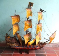 Auktion 346<br>grosses Holzmodell eines Segelschiffes, ein Segel lose, Altersspuren, H-85 cm, L- über alles 90 cm,