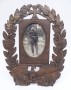 Tisch-Fotoständer "Auf dem Felde der Ehre gefallen" 1914, Metall bronziert, 30x25 cm, mit Foto eines See-Soldaten