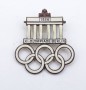 Emaillierter Metallanstecker "XI. Olympiade Berlin 1936", Rückseite mit Hersteller