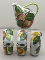 Auktion 373 / Los 9016 <br>Majolika Saftset, Krug und 6 Becher mit Apfeldekor, Italy, H-20 cm