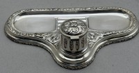 Auktion 373 / Los 11009 <br>Schreibtischablage mit Tintenfass-Halter, versilbert, guter Zustand,  H-8 cm, B-27 cm