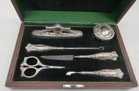 Auktion 373 / Los 11010 <br>6 tg. Manikure Set in  Mahagony-Kasten, Silber-925- Griffe etc., wohl England um 1880, Kasten H-8 cm, 28x18 cm