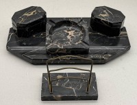 Auktion 373<br>gr. Marmor-Schreibtischablage mit 2 Tintenfass-Haltern, 1x Deckel Ecke  geklebt, anbei Ascher und Papierhalter, ca. 40x20 cm