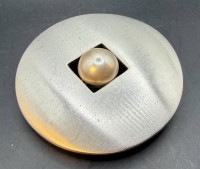 Auktion 373<br>gr. runde Brosche bzw. Anh&auml;nger mit Perle, "Pierre Lang", D-6 cm