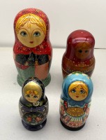 Auktion 373 / Los 12042 <br>4x verschieden grosse Matroschkas samt Inhalt, Russland, H-17 bis 27 cm