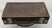 Auktion 373 / Los 13002 <br>kl. Handkoffer um 1940/50, gut erhalten, gef&uuml;llt mit einigen Pixi-Heften mit Teddys, Teddy Kalender und 7 Rezepthefte der "B&auml;ren Marke"