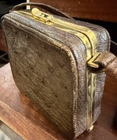 Auktion 373<br>kl. rechteckige Straussenleder Handtasche, Messingb&uuml;gel und kurzer Ledergriff, 12x12 cm, B-4,5 cm