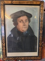 Auktion 373 / Los 5013 <br>gr. Portrait Martin Luther, Lithografie, ger/Glas, Rahmen mit Brandmalerei und beschriftet, RG 85x60 cm