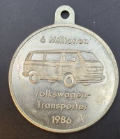 Auktion 373 / Los 6022 <br>versilb. Anh&auml;nger  von Volkswagen - 6 Millionen VW Transporter, 1986