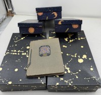 Auktion 373 / Los 6033 <br>5 kl. Kartons voller Foto-Karten um 1900, viele Kindermotive, wohl weit &uuml;ber 100 St&uuml;ck, anbei kl. Fotoalbum  mit Fotos adliger Kinder