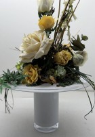Auktion 373 / Los 10017 <br>Kunstglasvase, weiss &uuml;berfangen, samt k&uuml;nstl. Blumen, Glas H-17 cm