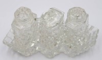 Auktion 373 / Los 10019 <br>Eine Menage aus Glas mit Schliff , 
