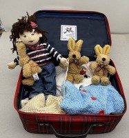 Auktion 373 / Los 12046 <br>kl. Handkoffer "Die Spiegelburg" mit Stofftieren und Kleidung, 25x32 cm, H-14 cm