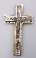 Auktion 373 / Los 15042 <br>Ein Kruzifix Aus Holz , Perlmutt und Abalone-Muschel .