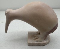 Auktion 373 / Los 15047 <br>Kiwi Figur aus Speckstein, H-12 cm, lL-16 cm