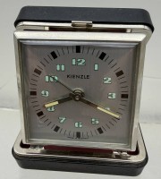 Auktion 373<br>Reisewecker "Kienzle" Werk  l&auml;uft,  Kasten 5,5x5,5 cm