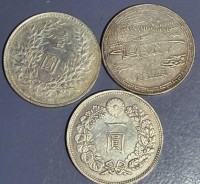 Auktion 373 / Los 6038 <br>3x China/Japan M&uuml;nzen , alles ReplikenJapan, 1 Yen - Meiji large type Replica, Cu/Ni, D-38 mm, 18,75 gr, FAT Man Dollar China 1920 und,  Sun Yat-sen Gedenkmedaille, China
