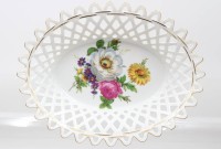 Auktion 373<br>Ovale Korbschale von Walter mit Blumendekor und Goldrand 
