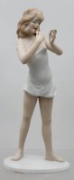 Auktion 373<br>Figur von Wallendorf ,, Frau mit Lippenstift '' 