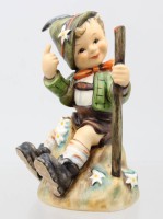 Auktion 373 / Los 9022 <br>Eine Hummel-Figur von Goebel ,, I hab's erreicht ! ''
