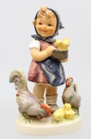 Auktion 373 / Los 9025 <br>Eine Hummel-Figur von Goebel ,,Im H&uuml;hnerhof '' 