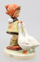 Auktion 373 / Los 9026 <br>Eine Hummel-Figur von Goebel ,,G&auml;nseliesel ''