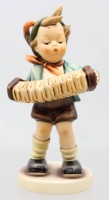 Auktion 373 / Los 9027 <br>Eine Hummel-Figur von Goebel ,, Bandoneonspieler ''