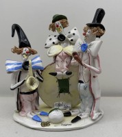 Auktion 373 / Los 9028 <br>Fayence-Strassenmusikergruppe "Gilde" Etikett, H-18 cm, B-18 cm