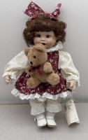 Auktion 373 / Los 12054 <br>Porzellanpuppe "Gilde" mit Zertifikat und Pl&uuml;sch-Teddy, H-30 cm