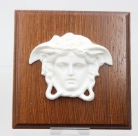 Auktion 373 / Los 15048 <br>ein Versace by Rosenthal Medusa-Wandbild 