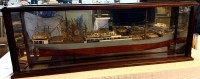Auktion 373<br>grosses Schiffsmodell der "Aline Woermann"  war ein Kombischiff der Afrikanischen Dampfschiffs-Actiengesellschaft (Woermann-Linie), das von dieser von 1891 bis 1908 eingesetzt wurde. Gebaut bei Blohm&amp;Voss, Hamburg, in Glaskasten, dieser H-42 cm, L-118 cm, B-15 cm, Handarbeit in Museumsqualit&auml;t!