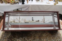 Auktion 373<br>grosses Schiffs-halb-Modell der "Aline Woermann"  war ein Kombischiff der Afrikanischen Dampfschiffs-Actiengesellschaft (Woermann-Linie), das von dieser von 1891 bis 1908 eingesetzt wurde. Gebaut bei Blohm&amp;Voss, Hamburg, in Glaskasten, dieser H-42 cm, L-118 cm, B-15 cm, Handarbeit in Museumsqualit&auml;t!