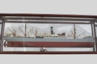 Auktion 375<br>Schiffs- bzw. Halbmodell der "Aline Woermann"  war ein Kombischiff der Afrikanischen Dampfschiffs-Actiengesellschaft (Woermann-Linie), das von dieser von 1891 bis 1908 eingesetzt wurde. Gebaut bei Blohm&amp;Voss, Hamburg, in Glaskasten mit Spiegel-R&uuml;ckwand, dieser H-42 cm, L-118 cm, B-15 cm, Handarbeit in Museumsqualit&auml;t!