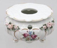 Auktion 373<br>Ein St&ouml;vchen Gerold-Porzellan mit floralem Dekor und Bl&uuml;ten .