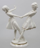 Auktion 373<br>Porzellan-Figur ,, zwei tanzende M&auml;dchen '' von Hutschenreuther entw. Carl Werner ,