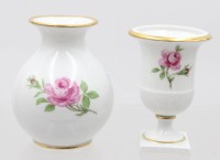Auktion 373<br>2 kl. Vasen F&uuml;rstenberg ,, Rote Rose '' 