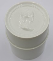Auktion 373<br>Eine F&uuml;rstenberg Deckeldose ,, Relief-Portr&auml;t  ''