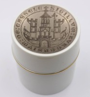 Auktion 373<br>Eine F&uuml;rstenberg Teedose ,,Stadtwappen Hamburg '' 