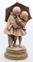 Auktion 373 / Los 9033 <br>antike Terrakotta-Skulptur  &bdquo;Zwei Kinder unter einem Regenschirm&ldquo;  von Gustave Van Vaerenbergh .