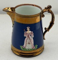 Auktion 373 / Los 9035 <br>gr. L&uuml;sterware Krug mit fig&uuml;rl. Reliefdekor, bemalt, H-15,5 cm