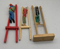 Auktion 373 / Los 12067 <br>3x Fingerspielzeug, Turner, Holz-Handarbeit