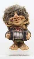 Auktion 373 / Los 15051 <br>Troll von Ny-Form ,, Bandoneon- Spieler ''