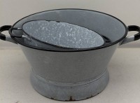 Auktion 373<br>2x grosse, grau emaillierte K&uuml;chen Seiher (Siebe), Gebrauchsspuren, H-14 x27 und 8,5x20,5 cm