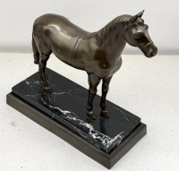 Auktion 373 / Los 15064 <br>Pferde-Figur, Zinkguss bronziert auf Marmorsockel, H-28 cm, L-27 cm,  B-11,5 cm