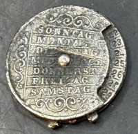 Auktion 373 / Los 6044 <br>Ewiges Calendarium, "Calendarium Perpentuum"versilbert, mit den Wochentagen, wohl Anfang 19. Jhd., D-2 cm, &Ouml;se fehlt wohl
