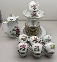 Auktion 373<br>Kaffeeservice "Schumann" Rosendekor, Durchbruchteller f&uuml;r 12 Personen mit nur 6 Kuchentellern, daf&uuml;r Tafelaufsatz D-19 cm, H-12 cm, grosse Schale (D-28 cm), kleine Schale D-19 cm, Kaffeekern (H-26 cm),